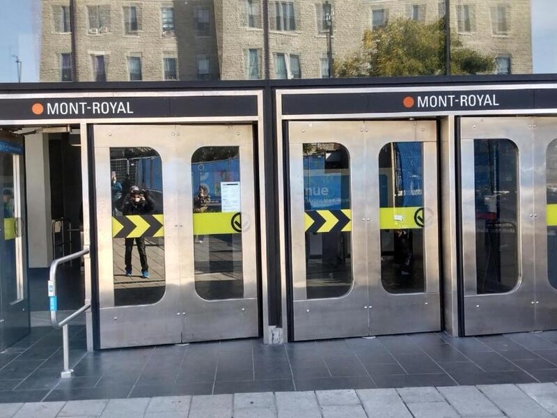Entrada del metro Mont-Royal, a pocos minutos del albergue